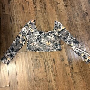 Women’s Long Sleeve Scoop Neck Crop Top - Autumn Leaf Print (Gray/Brown)